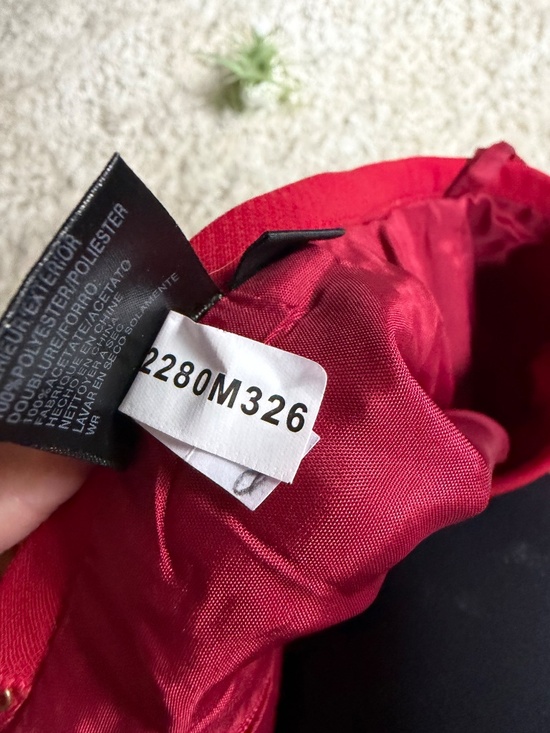 Classic pencil shape from Zara. Rich red tone with clean seaming. Smooth fabric - Picture 5 of 11